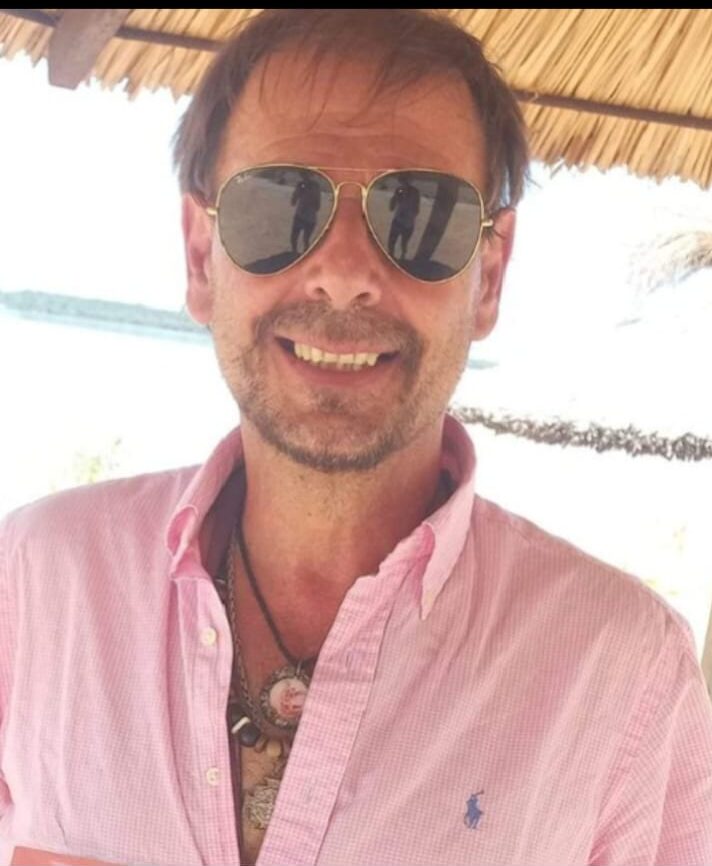 Claudio López, kinesiólogo, en sesión de atención domiciliaria